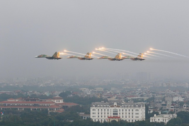 Xem ‘Hổ mang chúa’ Su-30MK2 và trực thăng vũ trang trình diễn trên bầu trời Hà Nội ảnh 6