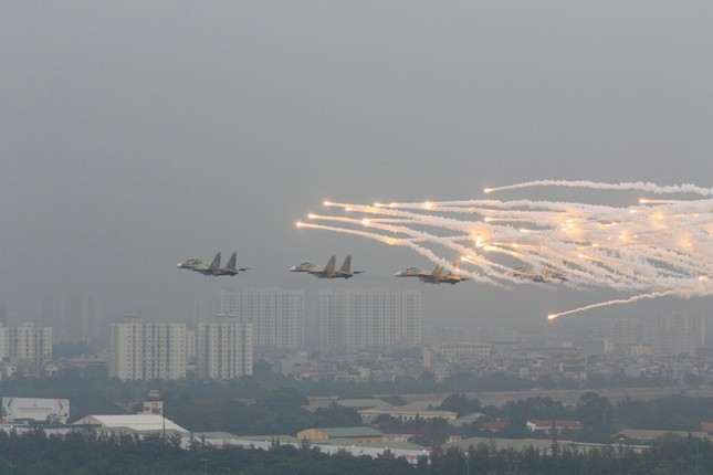 Xem ‘Hổ mang chúa’ Su-30MK2 và trực thăng vũ trang trình diễn trên bầu trời Hà Nội ảnh 8
