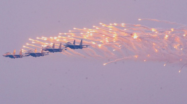 Xem ‘Hổ mang chúa’ Su-30MK2 và trực thăng vũ trang trình diễn trên bầu trời Hà Nội ảnh 10