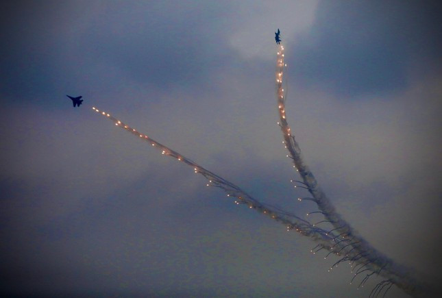 Xem ‘Hổ mang chúa’ Su-30MK2 và trực thăng vũ trang trình diễn trên bầu trời Hà Nội ảnh 17