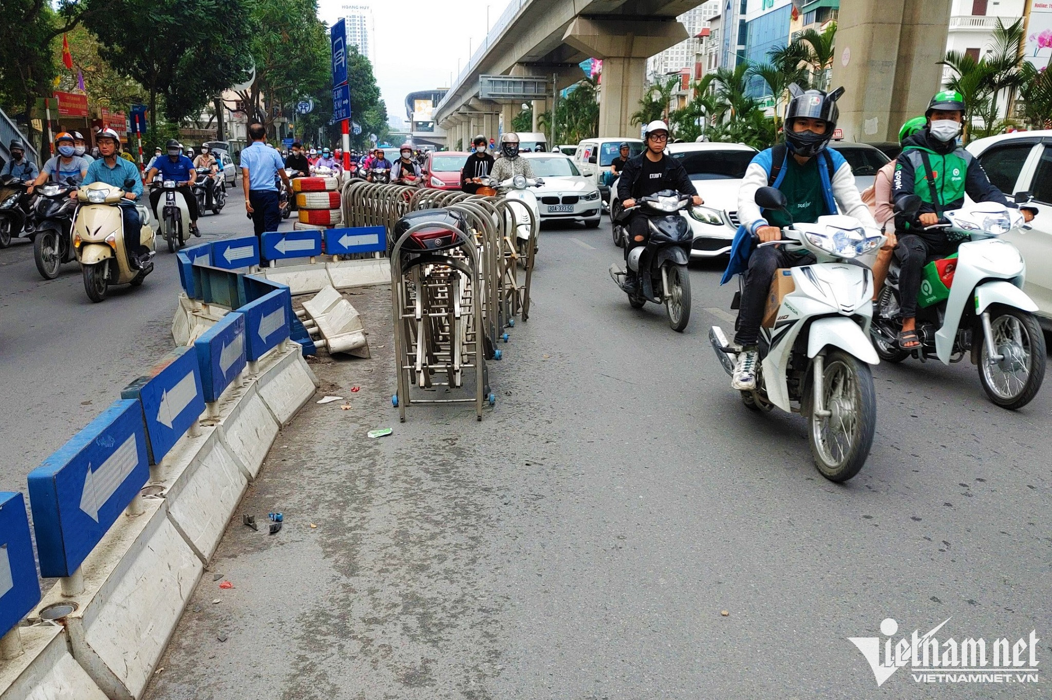 Dải phân cách đường Nguyễn Trãi liên tục bị xô đổ vào ban đêm