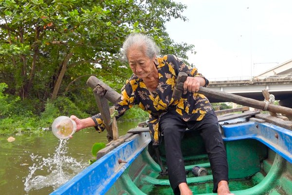 Cụ bà 10 năm lên đênh trên sông nước vớt ve chai mưu sinh