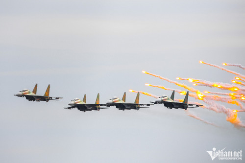 Su-30MK2 fighters perform at Vietnam International Defence Expo 2022