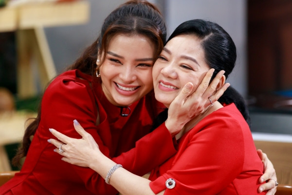 Mẹ chồng Hàn Quốc U80 tự tay làm tiệc sinh nhật cho con dâu Việt