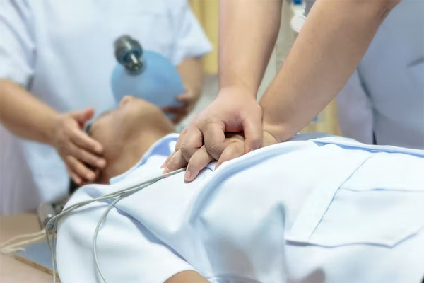 Qua đời vì ung thư sau khi nhập viện do đau bụng