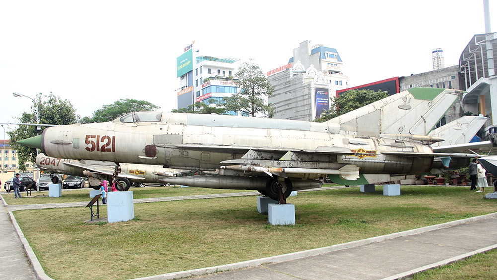 Cánh én bạc MiG 21 của không quân Việt Nam bắn hạ B52