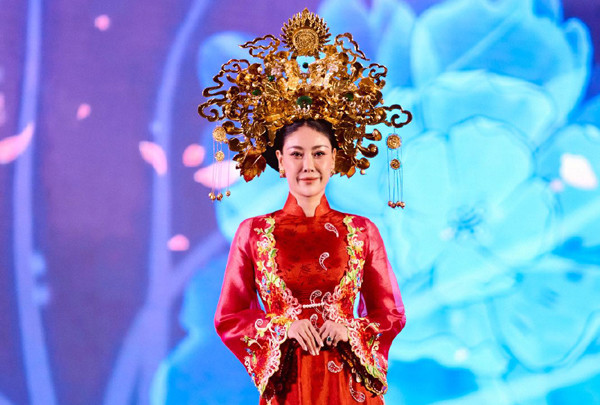 Hoa hậu Thùy Tiên, Hà Kiều Anh đọ dáng trên sàn catwalk