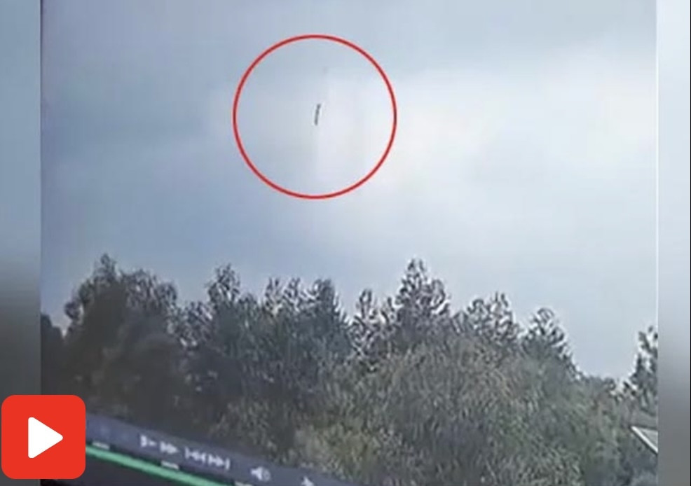 Máy bay Trung Quốc 'xé gió' với tốc độ âm thanh khi lao xuống đất