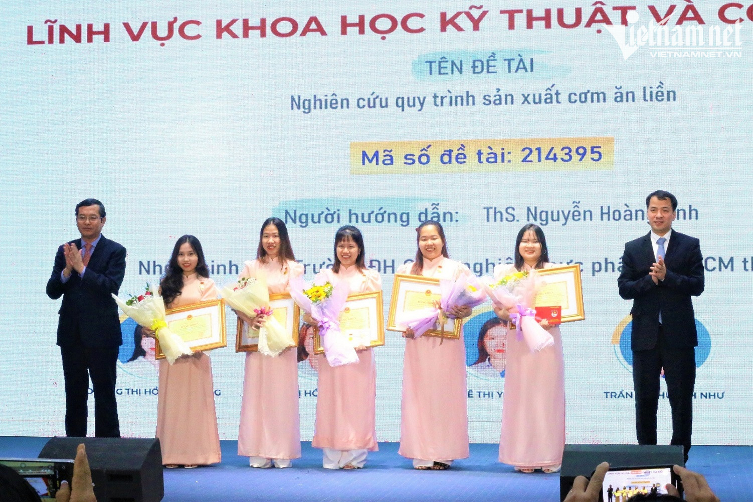 Cơm ăn liền của 5 cô gái giành giải nhất thi khoa học sinh viên