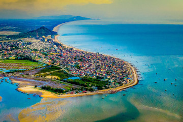 Phát triển bền vững các ngành công nghiệp và du lịch gắn với biển ở tỉnh Hà Tĩnh hiện nay