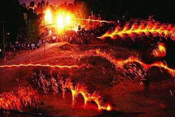 Lễ hội 'kỳ lạ': Người chơi nhồi thuốc súng vào trái cây đốt lửa ném nhau