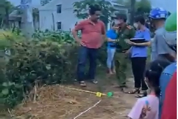 Hai người phụ nữ 60 tuổi đánh nhau, một bà ngã xuống đất tử vong