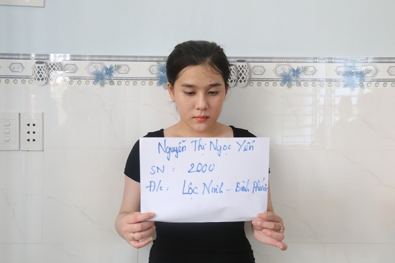 Hotgirl in Binh Duong buys drugs with a group of friends flying around