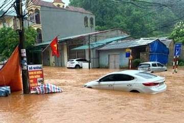 Lạng Sơn ngập sâu sau mưa lớn, nhiều nhà cửa, ô tô bị nước nhấn chìm