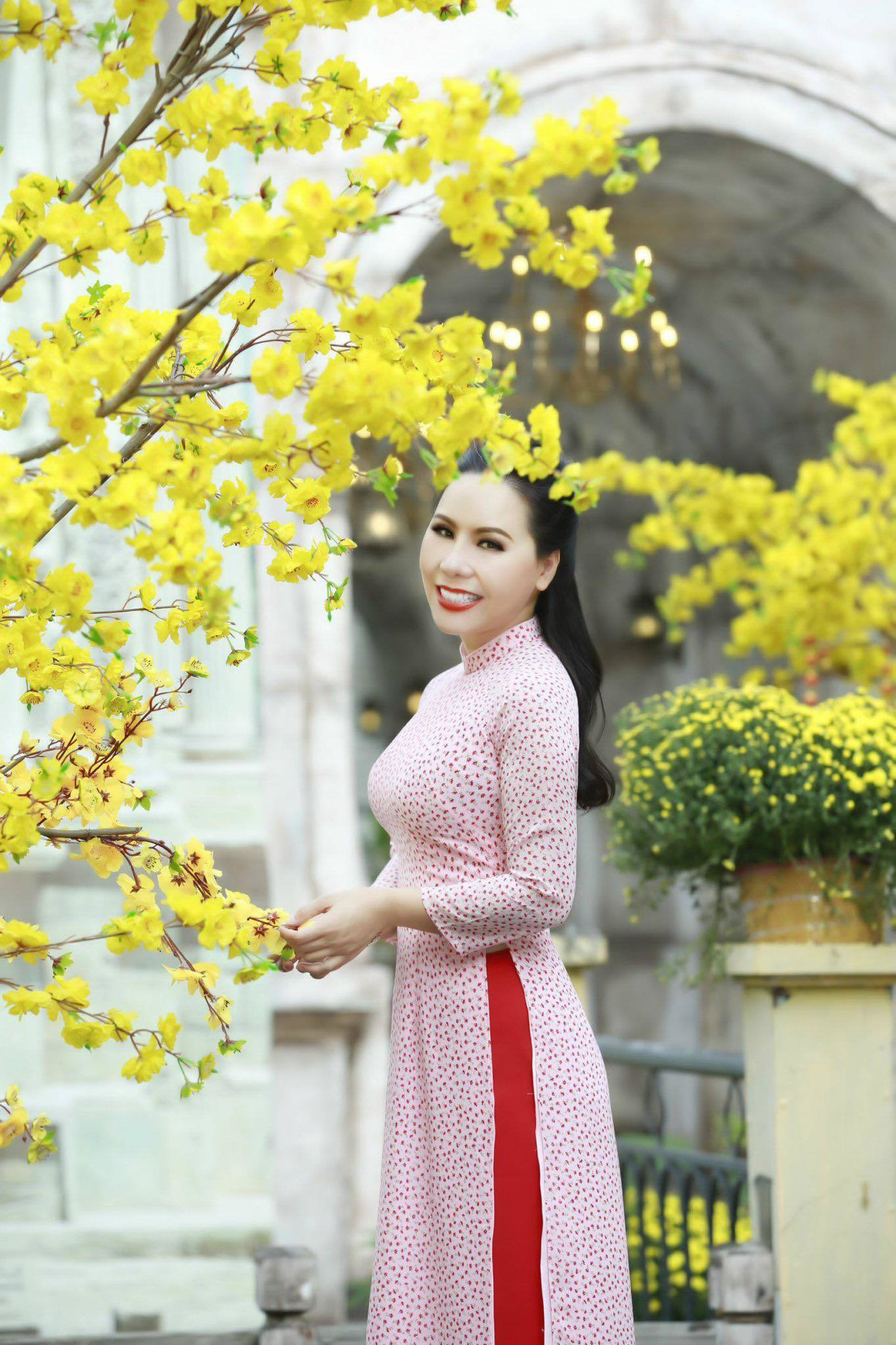 Tà áo dài Kim Chi mang trong mình đậm chất truyền thống của Việt Nam, cùng với sự thanh lịch, quý phái và trang nhã. Hình ảnh tà áo dài Kim Chi sẽ mang lại cho bạn một khung cảnh lãng mạn và hoài cổ, cũng như giúp tìm kiếm các ý tưởng cho trang phục trong các dịp đặc biệt. Hãy thưởng ngoạn và tận hưởng trọn vẹn sức hút của tà áo dài Kim Chi!