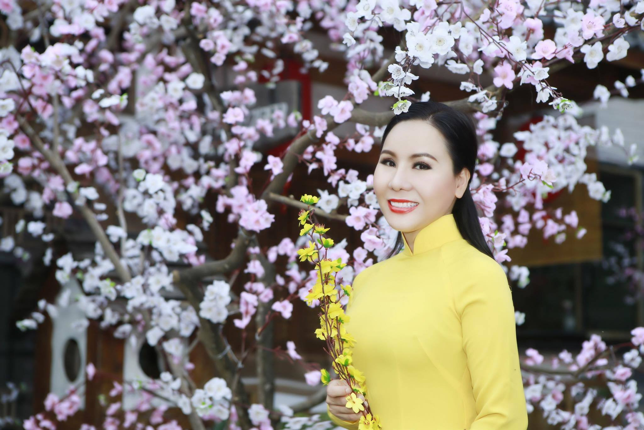 Nét đẹp tết xưa qua tà áo dài của Kim Chi