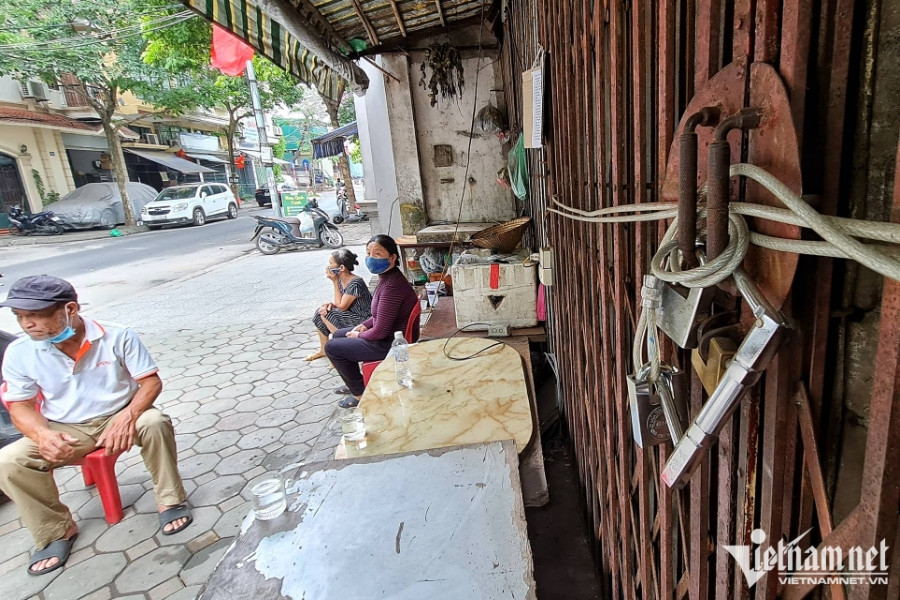 Ngang nhiên dùng dây cáp khóa nhà dân giữa trung tâm Hà Nội