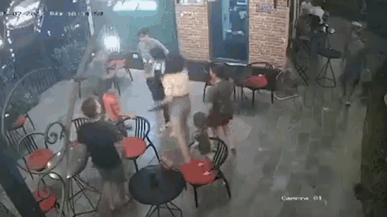 Nhắc trẻ nghịch ngợm, nữ nhân viên quán cà phê bị cả gia đình lao vào hành hung