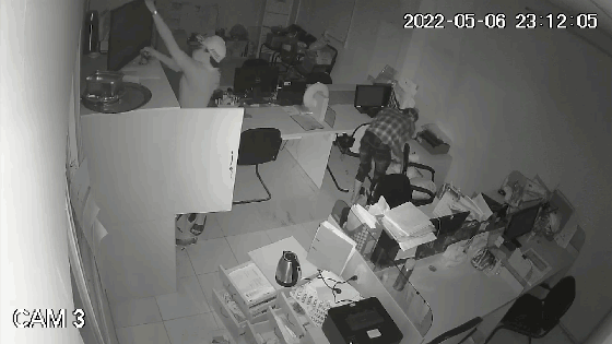 Nhóm người cạy cửa kho chứa hàng trộm tài sản trị giá hơn 200 triệu đồng