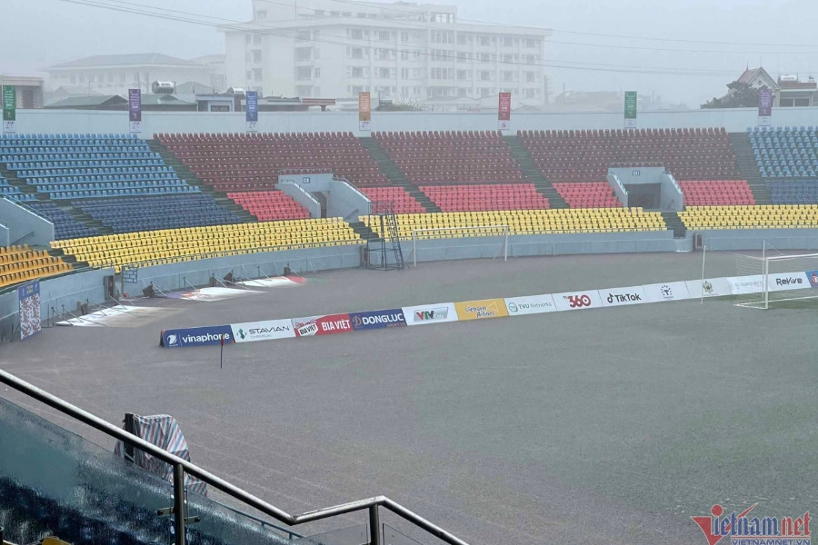 Cam Pha stadium was heavily flooded, the Vietnamese women’s team easily fought the Philippines