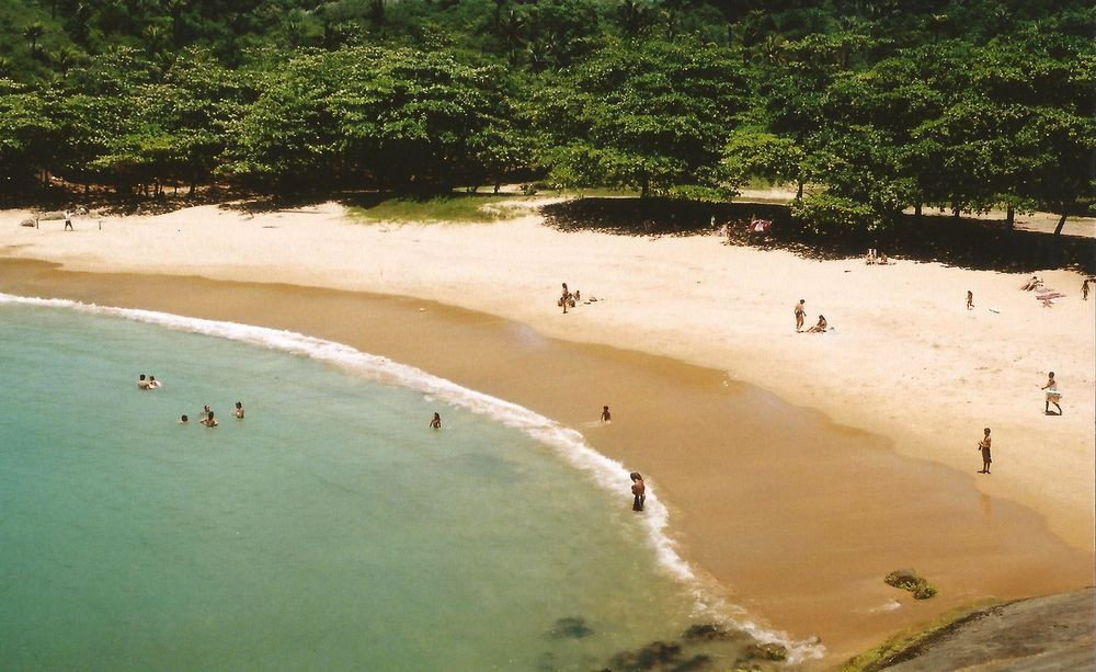 Du khách đổ xô đến thị trấn Guarapari Brazil tắm biển phóng xạ chữa bách bệnh