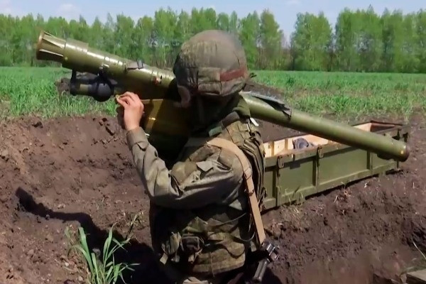 Xem Nga vận hành hệ thống phòng không S-300V và tên lửa vác vai Igla