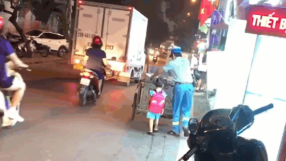 Bé gái 4 tuổi ngoan ngoãn theo bố đi thu gom rác ở Hà Nội gây xúc động