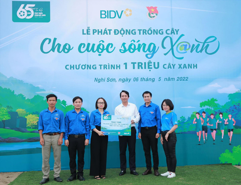 BIDV tặng máy vi tính cho trường học, trồng nghìn cây xanh ở Thanh Hóa