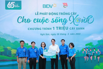 BIDV tặng máy vi tính cho trường học, trồng nghìn cây xanh ở Thanh Hóa