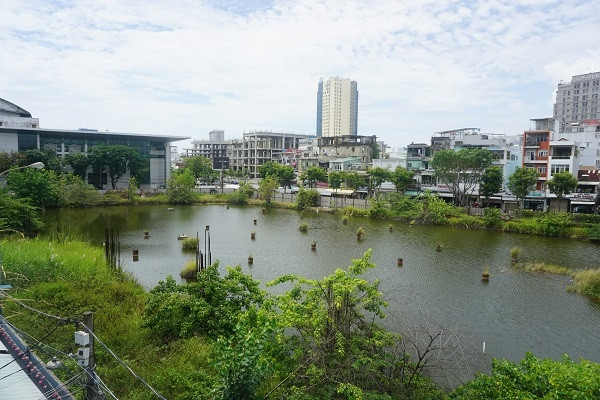 Check out the abandoned ‘super hanging’ projects in the center of Da Nang