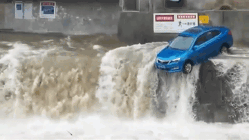 Khoảnh khắc ô tô bị cuốn trôi vào thành cầu khi mưa lớn biến phố thành sông