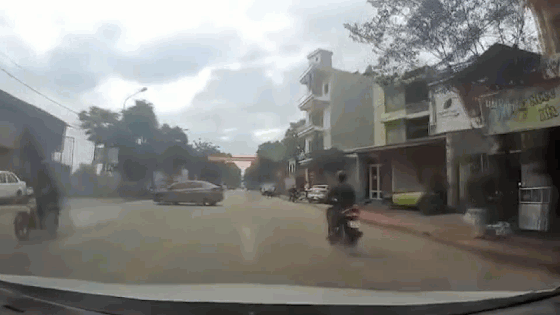 Lùi xe từ trong nhà ra đường, ô tô con bất ngờ húc ngã người đi xe máy