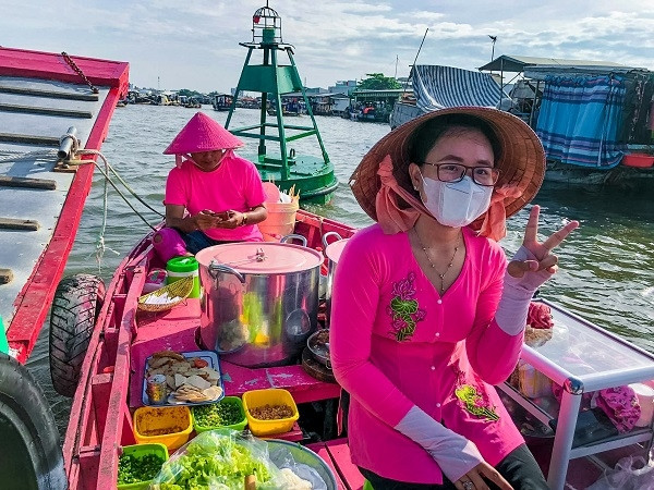 Nổi nhất chợ Cái Răng, ghe bún riêu hồng 'toàn tập' hút khách ầm ầm