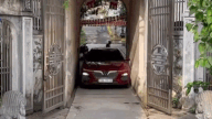 Nữ tài xế lái Vinfast Lux A2.0 qua cổng chùa hẹp chỉ vừa khít ô tô