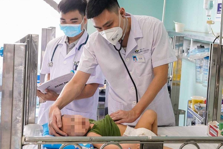 Trẻ uống nhầm dầu thắp hương, cha mẹ xử lý theo cách này khiến con nguy kịch