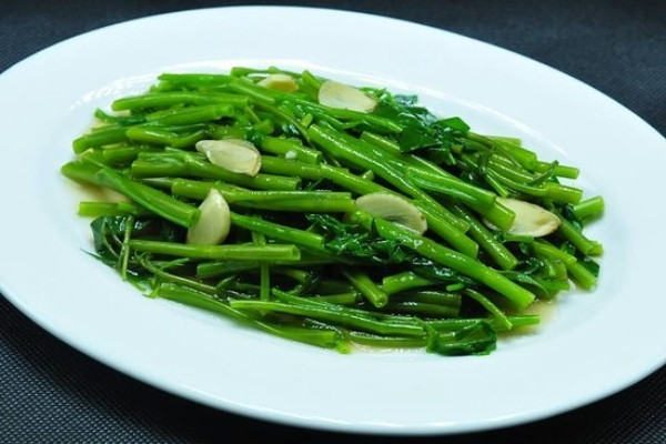 Eat water spinach according to stylish and stylish Hanoi cuisine