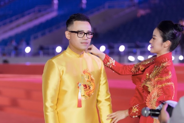 MC Duc Bao, Phi Linh released behind-the-scenes photos before the opening ceremony of the 31st SEA Games