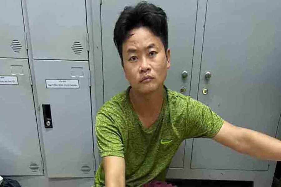 Bé trai 7 tuổi ở TP.HCM chơi Ipad trước nhà, tên cướp lượn 2 vòng mới ra tay