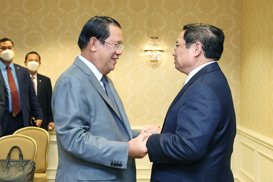 Cái nắm tay của Thủ tướng Phạm Minh Chính và Thủ tướng Hun Sen tại Washington D.C