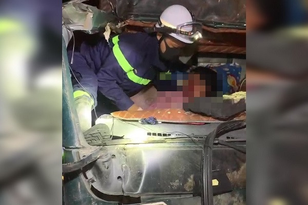 Cảnh sát dùng kìm cắt, cứu 3 mắc kẹt trong ô tô bẹp dúm