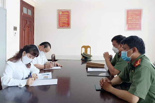 Công an làm việc với hai người cầm đầu nhóm 'Trừ quỷ Bảo Lộc'