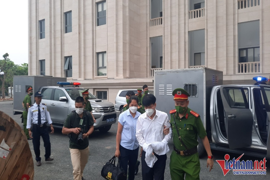 Cựu Thứ trưởng Bộ y tế Trương Quốc Cường và đồng phạm được dẫn giải đến tòa