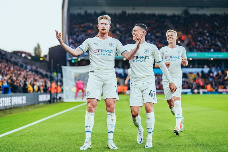 De Bruyne ghi 4 bàn, Man City thẳng tiến đến ngôi vương