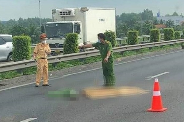 Đi bộ qua đường cao tốc TP.HCM- Trung Lương, một phụ nữ bị ô tô tông tử vong