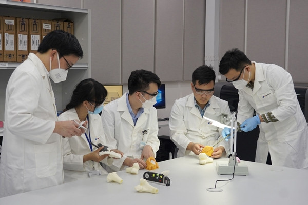 Độc quyền ở Việt Nam: ‘Thước ngắm phẫu thuật’ in 3D giúp thay khớp gối chính xác, an toàn