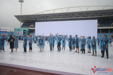 Hàng nghìn diễn viên đội mưa tập lần cuối trước lễ khai mạc SEA Games 31