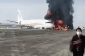 Khoảnh khắc máy bay Trung Quốc trượt khỏi đường băng, bốc cháy ngùn ngụt