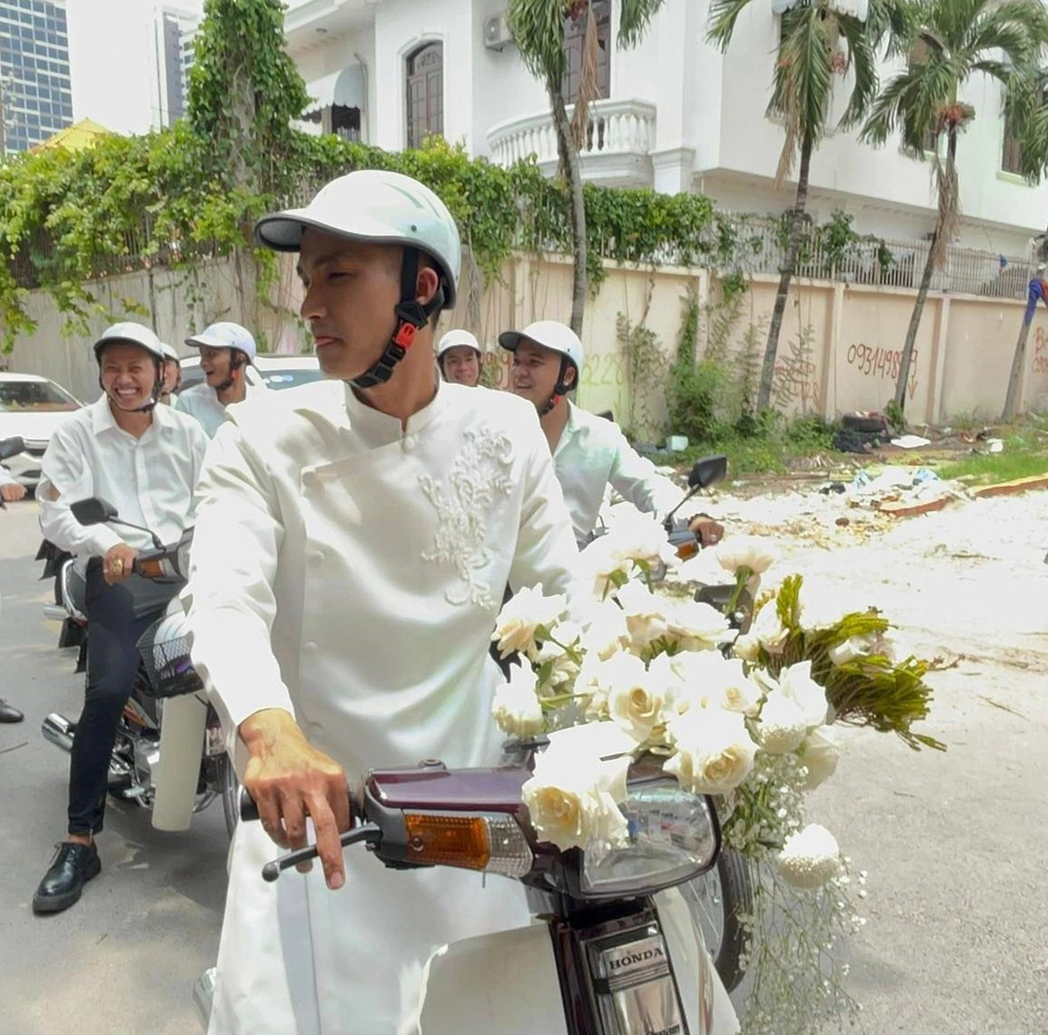 Mac Van Khoa dinh hon anh 1