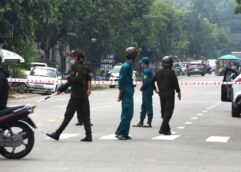 The man in Binh Duong stabbed the couple and then set himself on fire