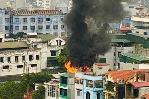 Nhà 5 tầng ở Hà Nội cháy đỏ rực, cột khói bốc cao hàng chục mét